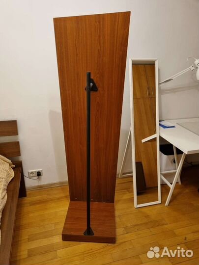 Напольное зеркало на колесиках