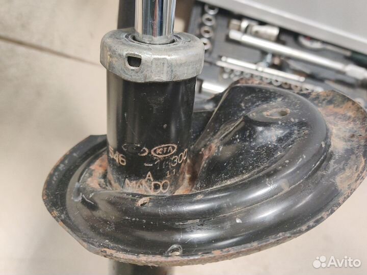 Стойка амортизатора Kia cerato 2 546611m300