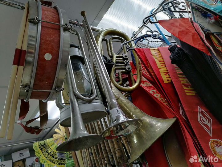 Чемоданы. Прялки. Книги