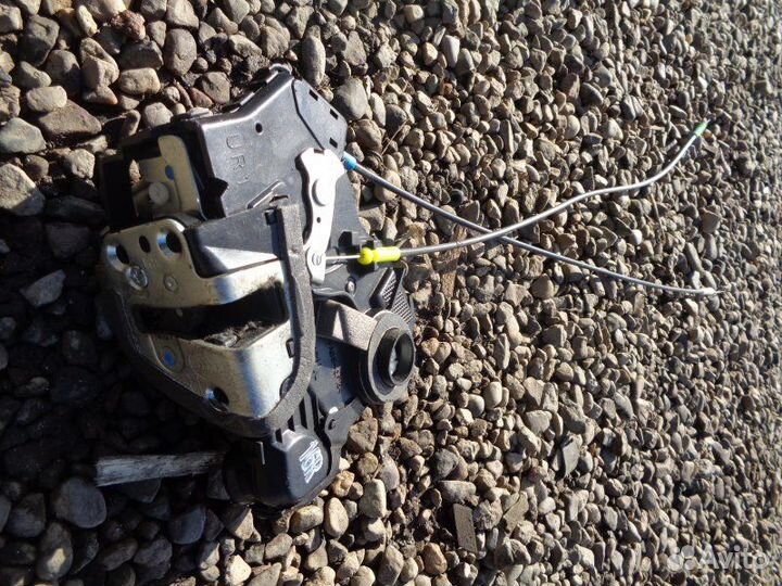 Замок двери передний правый Toyota Avensis AZT251