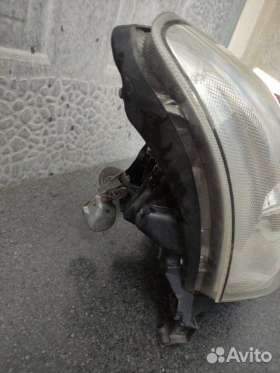 Фара передняя правая Toyota Avensis AZT250