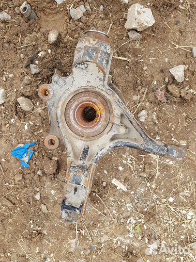 Кулак передний левый Peugeot 408