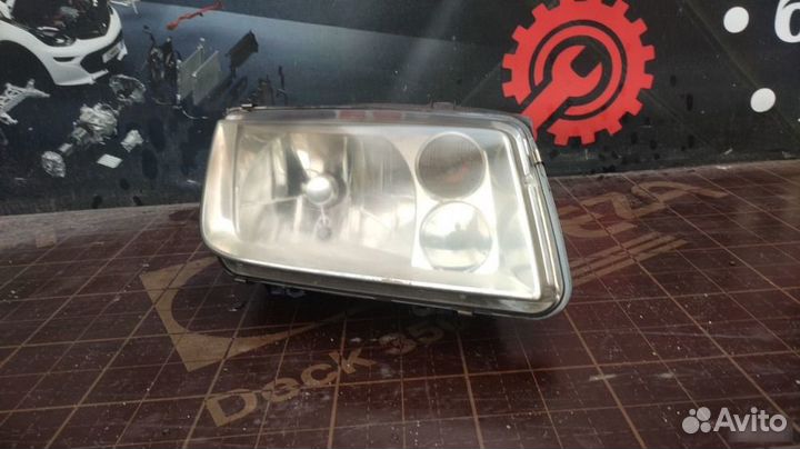 Фара правая Volkswagen Jetta 2003