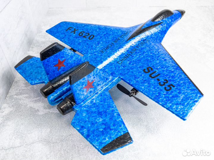 Летающий радиоуправляемый самолет с пультом