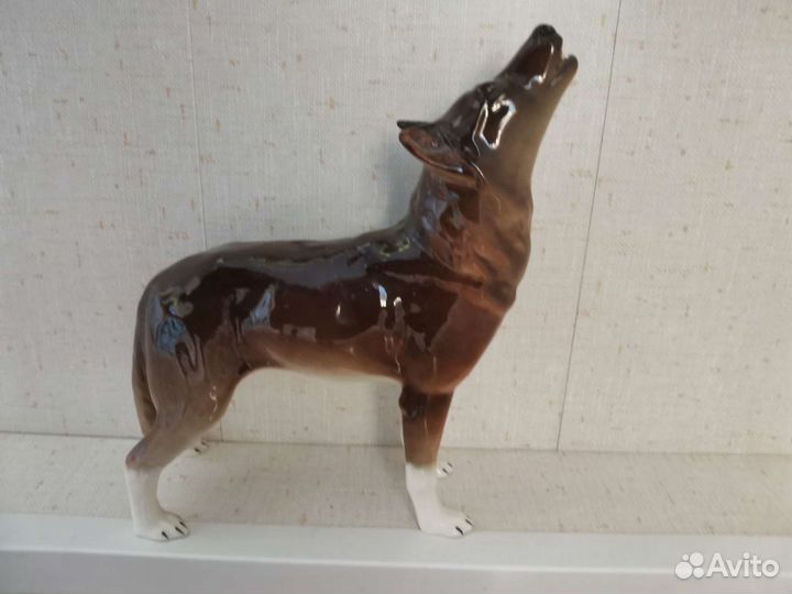 Фарфоровая статуэтка. воющий волк