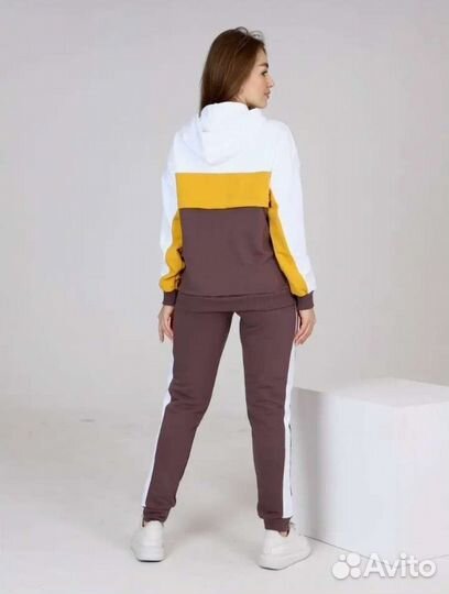 Спортивный женский костюм