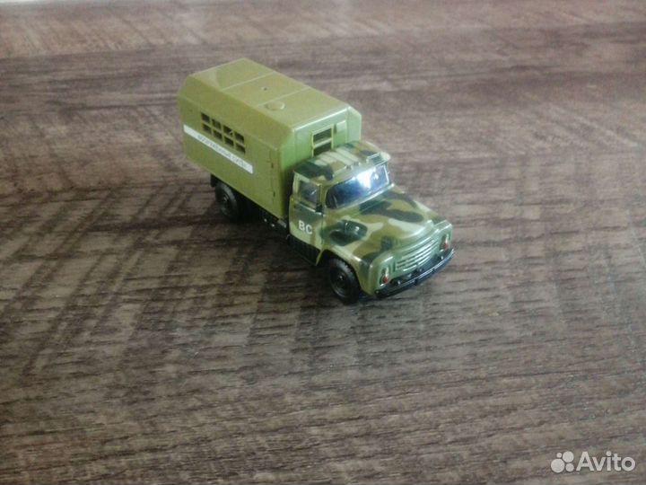 Игрушечная машинка