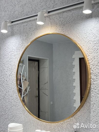 Зеркало с золотой рамой