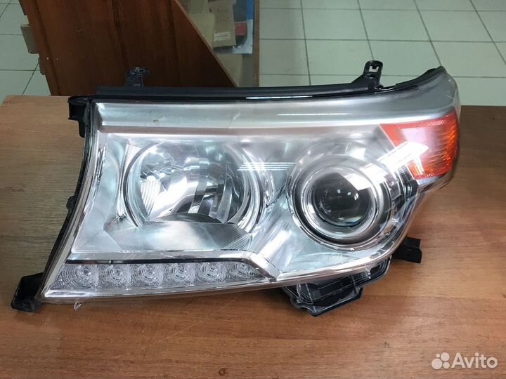 Фара левая ксенон Toyota Land Cruiser 200 12-15г