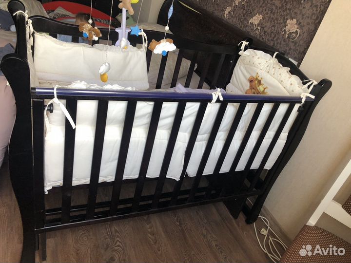 Детская кроватка с поперечным маятником