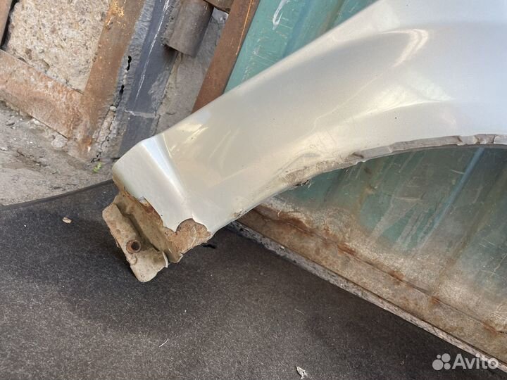 Переднее правое крыло на рено логан