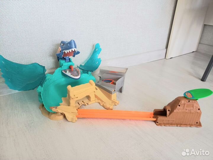 Набор Hot Wheels с акулой