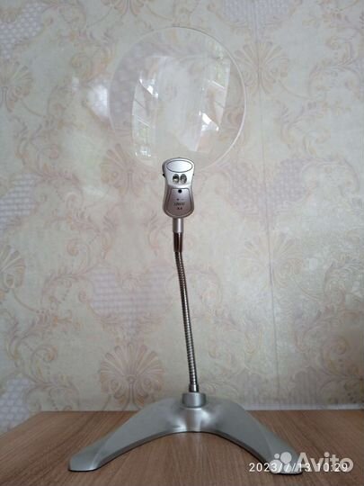 Увеличительное стекло на подставке