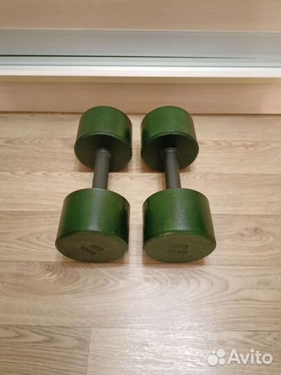 Гантели и штанга, скамья и стойка для штанги