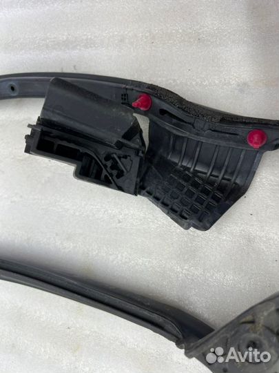 Уплотнитель двери передний левый Toyota Camry