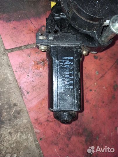 Стеклоподъемник передний Chrysler Voyager 2