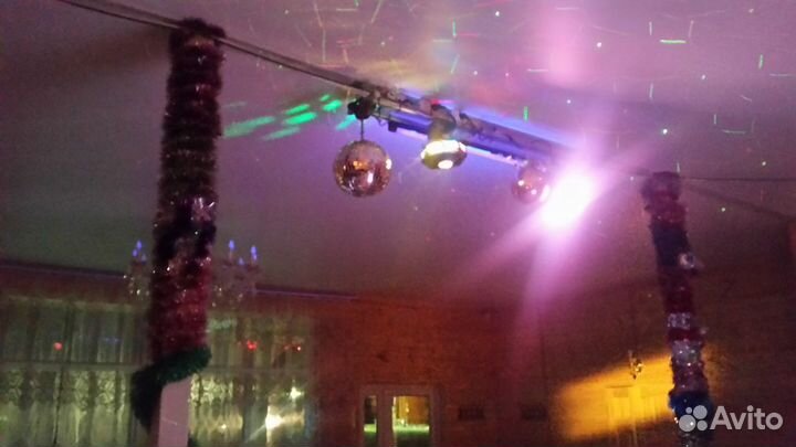 Диджей DJ с аппаратурой