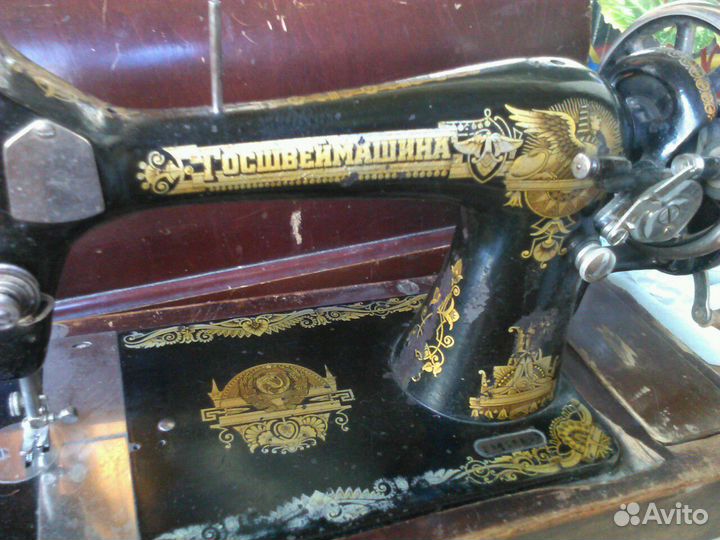 Швейная машина с символикой Singer в рабочем состо