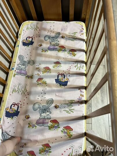 Детская кроватка с поперечным маятником