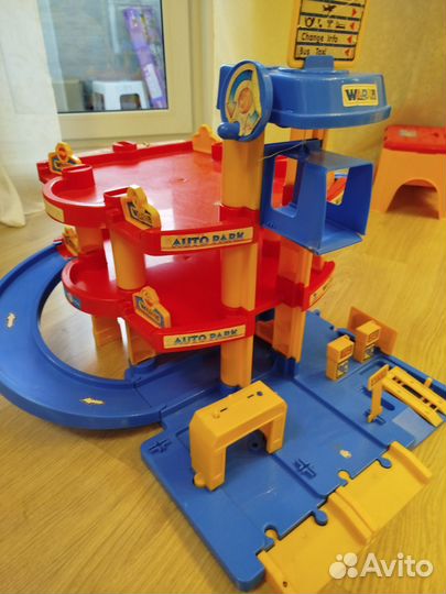 Трек парковка с лифтом