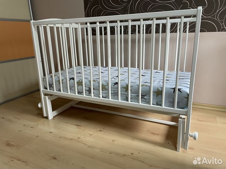 Детская кроватка маятник с матрасом до 3 лет