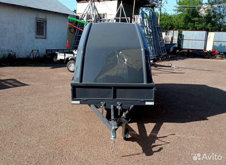 Легковой прицеп с пластиковой крышкой