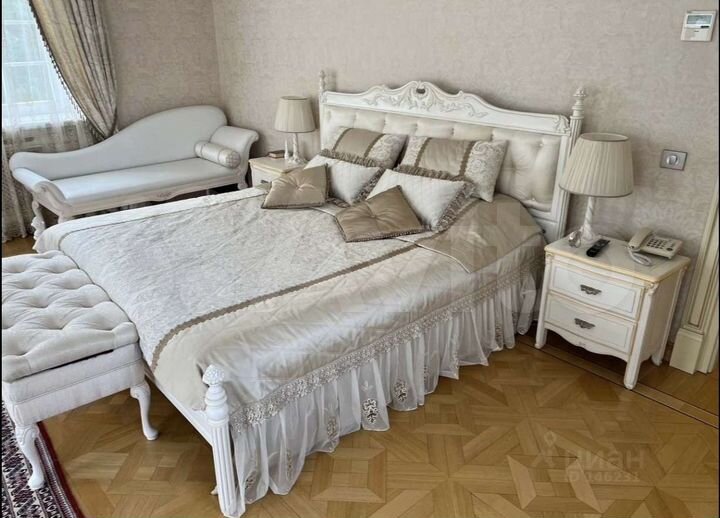 Дом 2200 м² на участке 74 сот.