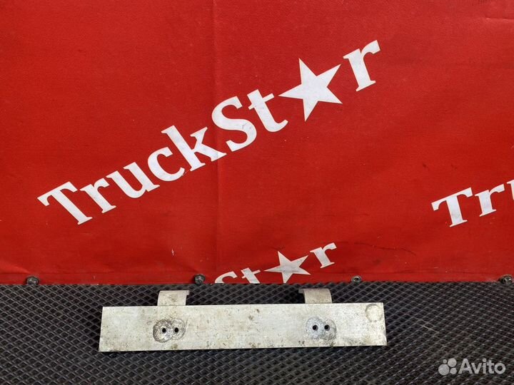 Кронштейн трапа над кпп Renault T, Volvo FH