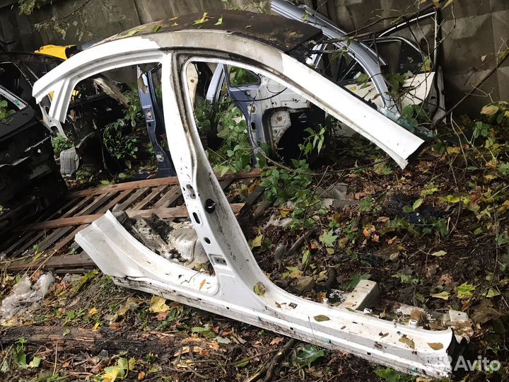 Боковина правая Genesis G80