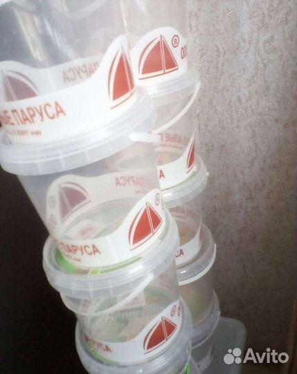 Банки, ведерки и контейнер