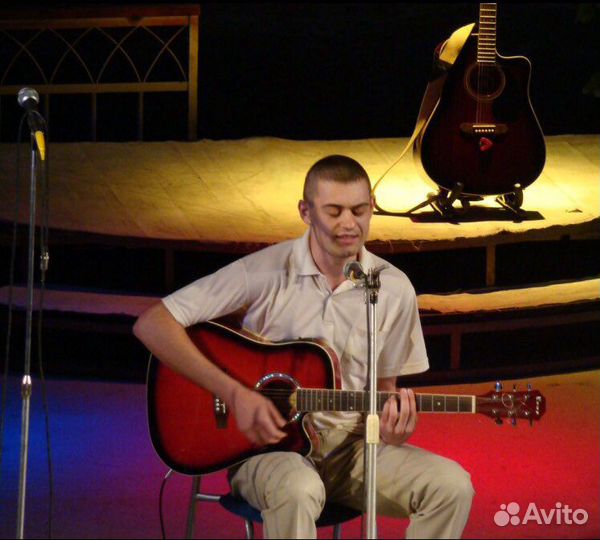 Гитарист певец на мероприятие