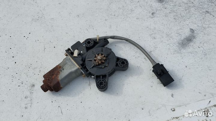 Моторчик стеклоподъемника зад прав Santa Fe 1