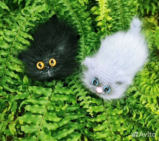 Вязаный, пушистый котенок