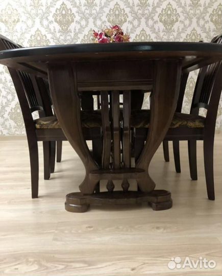 Стол и стулья