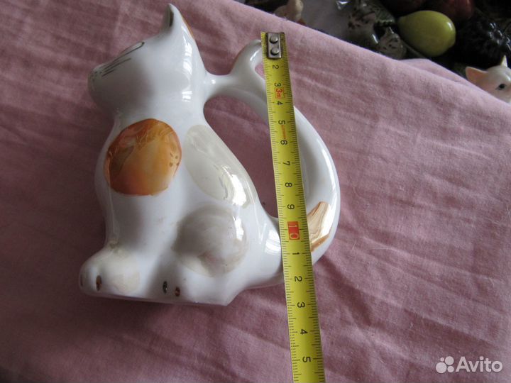 Поильник и фигурки кошечек