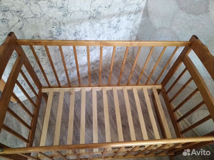 Детская кроватка с маятником