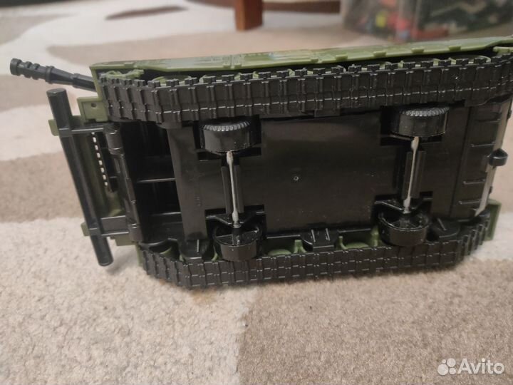 Танк игрушка