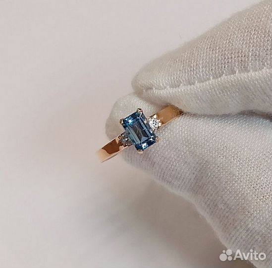 Кольцо с синтетическим камнем Золото