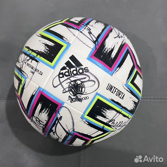 Футбольный мяч с автографами сборной евро 2020