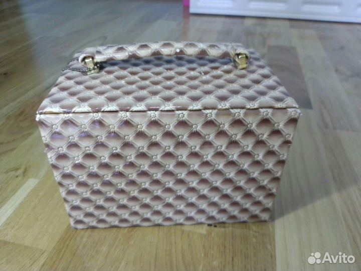 Шкатулка для украшений и косметики