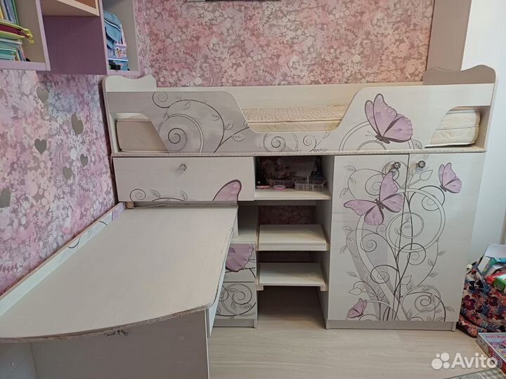 Детская кровать с выдвижным столом