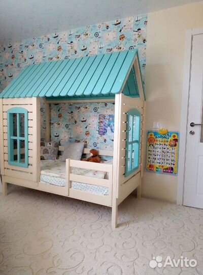 Кровать-домик с лестницей