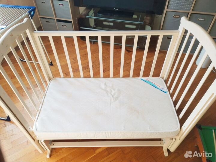 Кроватка для новорожденных с маятником