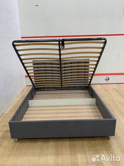 Кровать двухспальная с матрасом 160 200