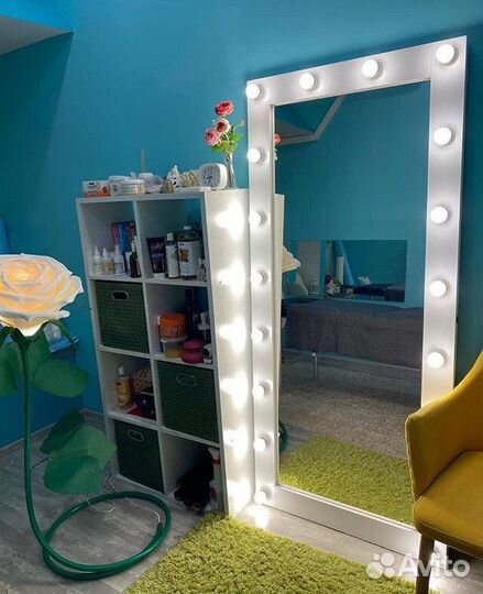 Зеркало с лампочками от производителя