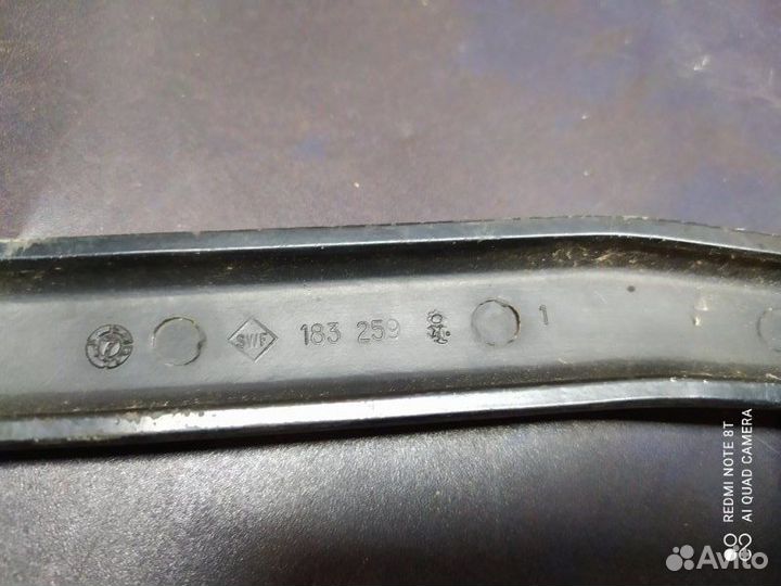 Поводок стеклоочистителя передний Nissan Primera