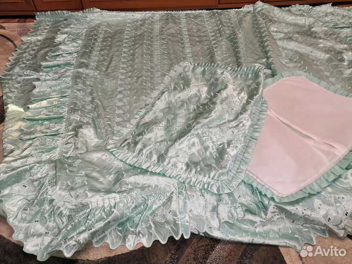 Покрывало с наволочками + постельное