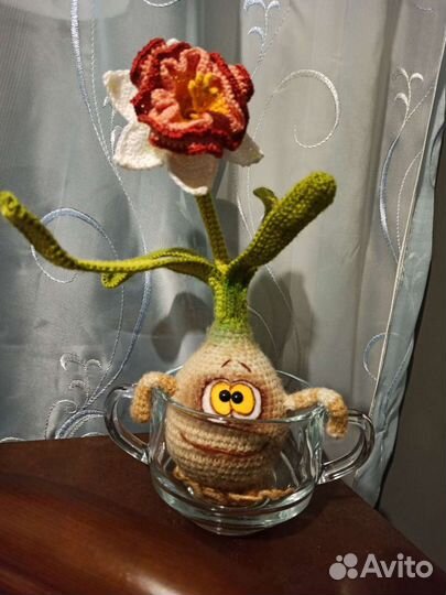 Вязаная интерьерная игрушка. Луковичка нарцисса