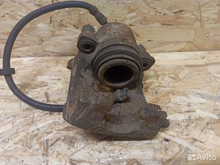 Суппорт передний левый Volkswagen Golf 4, Bora