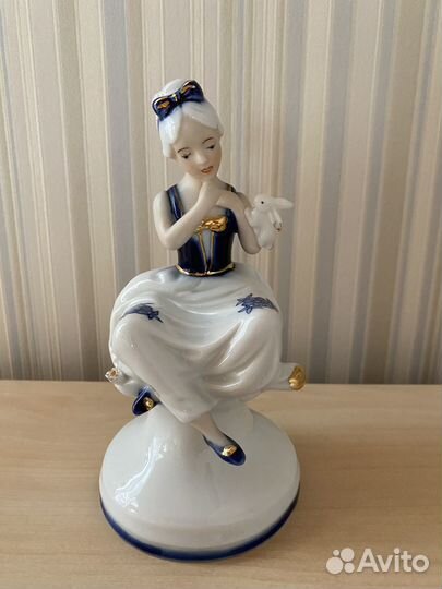 Фигурка девушки с зайчиком